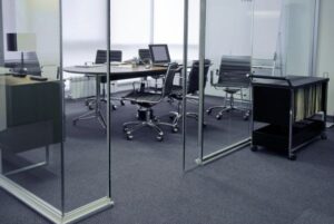 Ordenadores y servidores conectados simbolizan la digitalización de la Oficina Central del Registro Civil.