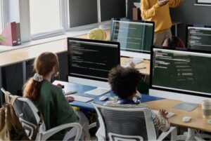 Estudiantes en aula informática aprendiendo programación – mejor momento para opositar