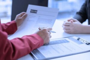 Dos personas revisan un currículum en una entrevista de selección, representando el inicio de procesos tras ser aprobada la OEP 2025.