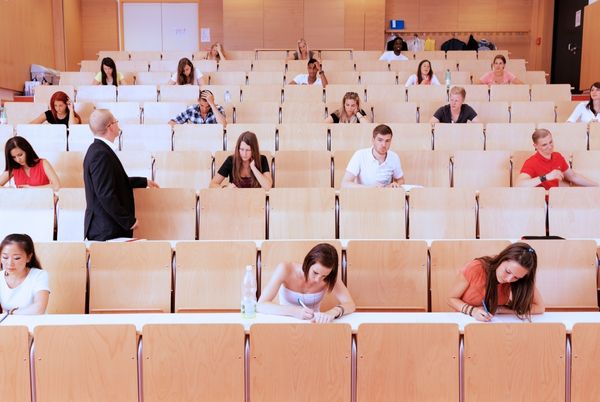 Opositores realizando un examen en aula universitaria, convocatoria 2025 GSI.