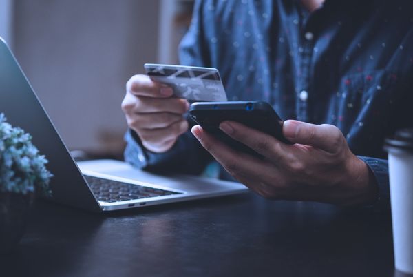 Persona accediendo a servicios digitales con tarjeta y móvil, representando el avance en los indicadores de salud electrónica en Europa.