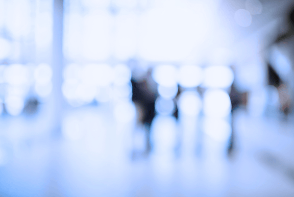 La imagen muestra un entorno corporativo y tecnológico desenfocado, utilizado de forma simbólica para acompañar la noticia de la convocatoria 2025 del Cuerpo Superior de Sistemas y Tecnologías de la Información del Estado. Representa el acceso a funciones directivas TIC en la Administración General, dentro del subgrupo A1.