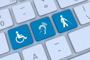 Teclado con iconos de accesibilidad que representan discapacidad en referencia a la Directiva Europea de Accesibilidad.