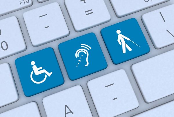 Teclado con iconos de accesibilidad que representan discapacidad en referencia a la Directiva Europea de Accesibilidad.