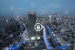 Red de ciberseguridad conectando edificios en una ciudad europea al anochecer