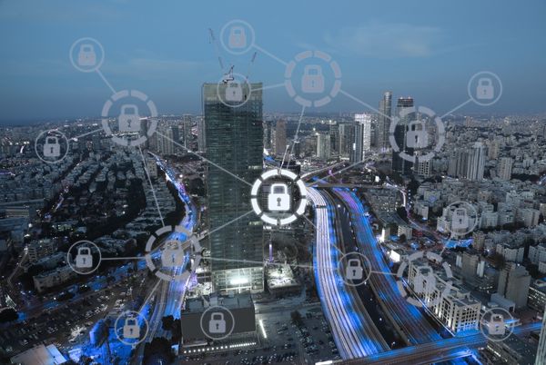 Red de ciberseguridad conectando edificios en una ciudad europea al anochecer