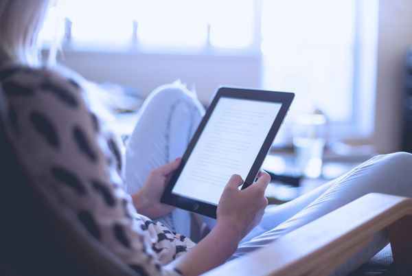 Persona consultando información digital en una tablet, en referencia a los indicadores de salud electrónica.