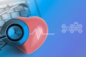 Estetoscopio sobre corazón frente a teclado y gráficos digitales, simbolizando HealthDCAT-AP y el intercambio seguro de datos de salud.