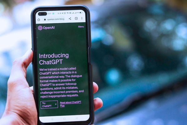 Presentación de ChatGPT en la web de OpenAI desde un smartphone