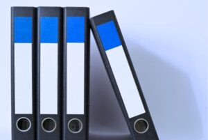 Carpetas de archivo que simbolizan la gestión documental en la adopción de IA en el sector público.