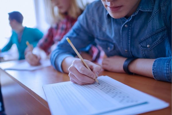 Opositores realizando un examen del Cuerpo Superior TIC en aula.