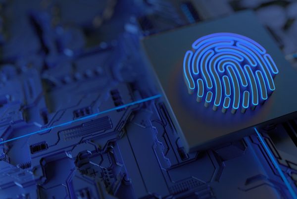 Circuito tecnológico con huella digital luminosa que representa la cooperación UE en ciberseguridad y defensa.