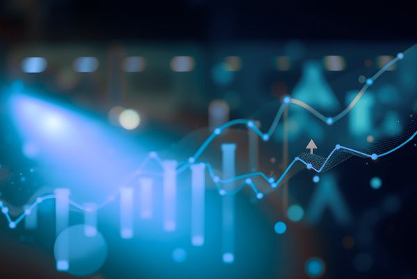 Gráfico digital con líneas y barras que representan la evolución de datos tecnológicos.
