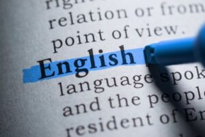 Palabra “English” subrayada en un diccionario, relacionada con el tercer ejercicio CSSTIAE.