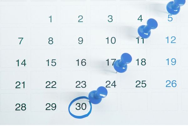 Calendario con fechas marcadas que representa el cronograma orientativo de oposiciones GSI y TAI 2025