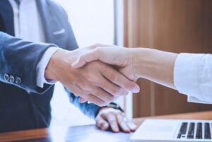 Apretón de manos tras la firma de un acuerdo sobre el incremento salarial de los empleados públicos