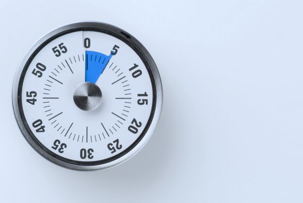 Temporizador marcando cinco minutos, relacionado con la Ley de los 5 minutos aplicada al estudio.