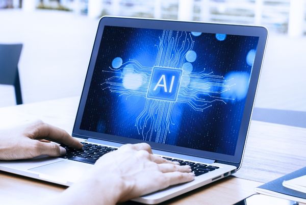 Ordenador portátil con una interfaz gráfica de inteligencia artificial, relacionado con la política interna de IA generativa de la AEPD.