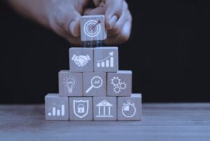 Bloques de madera apilados formando una pirámide como representación visual de la técnica de estudio Chunking y la organización de la información en bloques.