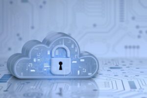 Nube digital con candado sobre circuito electrónico representando la seguridad en la Difusión Limitada en nube pública.