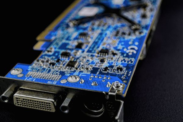 Placa de circuito de un chip semiconductor en el contexto de NanoIC y la Ley de Chips en Europa.