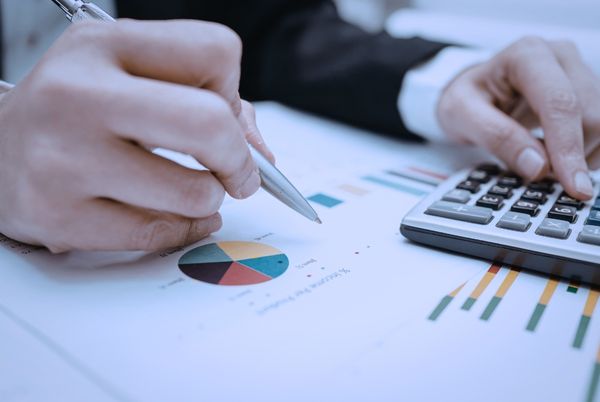 Análisis de datos presupuestarios con gráficos y calculadora en un entorno administrativo relacionado con el Informe de Presupuestos TIC de 2025.