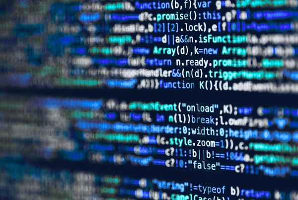 Código en pantalla representando herramientas digitales para visualizar datos públicos en 2026
