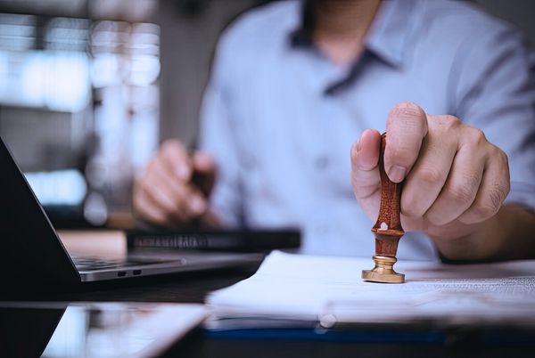 Revisión de documentos tras listas provisionales en oposiciones TIC con sello sobre papeles