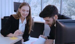 Empleados públicos trabajando en oficina tras la implantación de la jornada de 35 horas en la AGE