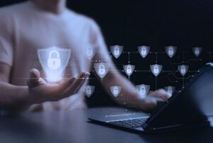 Protección de datos y ciberseguridad con iconos digitales y candados sobre una tablet