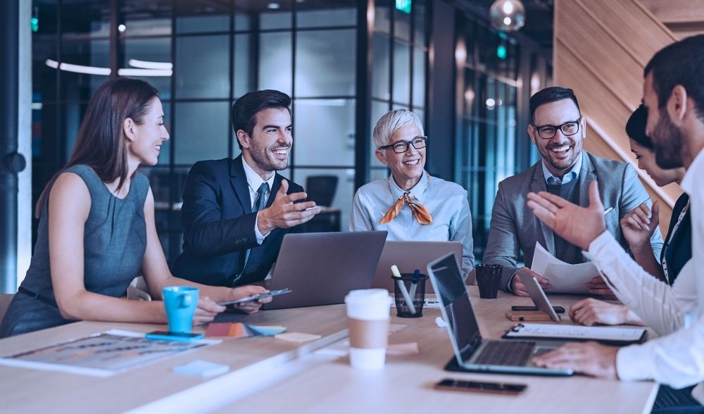 Equipo de empleados públicos reunidos trabajando en oficina