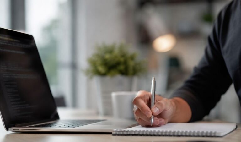 Opositor TIC estudiando frente a un portátil en un entorno de trabajo relacionado con la transformación digital y la OEP 2026