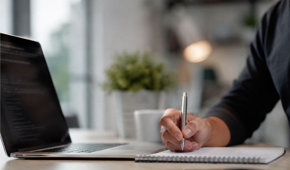 Opositor TIC estudiando frente a un portátil en un entorno de trabajo relacionado con la transformación digital y la OEP 2026