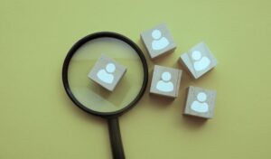Lupa sobre iconos de personas representando los nuevos procesos selectivos y plazas TIC de la OEP 2026