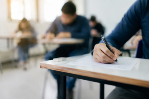 Opositores realizando el examen de Técnicos Auxiliares de Informática del Estado en un aula durante la convocatoria TAI 2025
