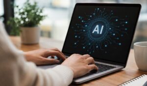 Persona utilizando un ordenador portátil con una representación visual de inteligencia artificial en pantalla.