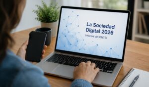 Persona utilizando ordenador portátil y smartphone mientras consulta el informe La Sociedad Digital 2026 del ONTSI sobre digitalización e inteligencia artificial en España.