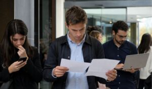 Aspirantes a las oposiciones A1 de Sistemas y Tecnologías de la Información revisan la plantilla provisional de respuestas.